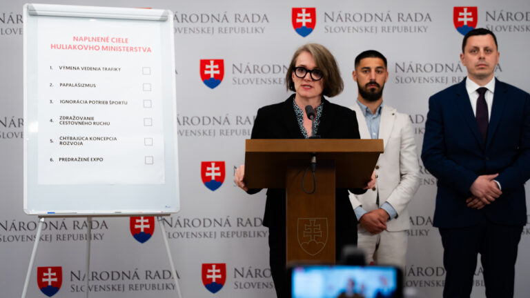 Správa NKÚ potvrdzuje naše slová. Huliakovo ministerstvo rozdáva desiatky miliónov od stola a porušuje zákon