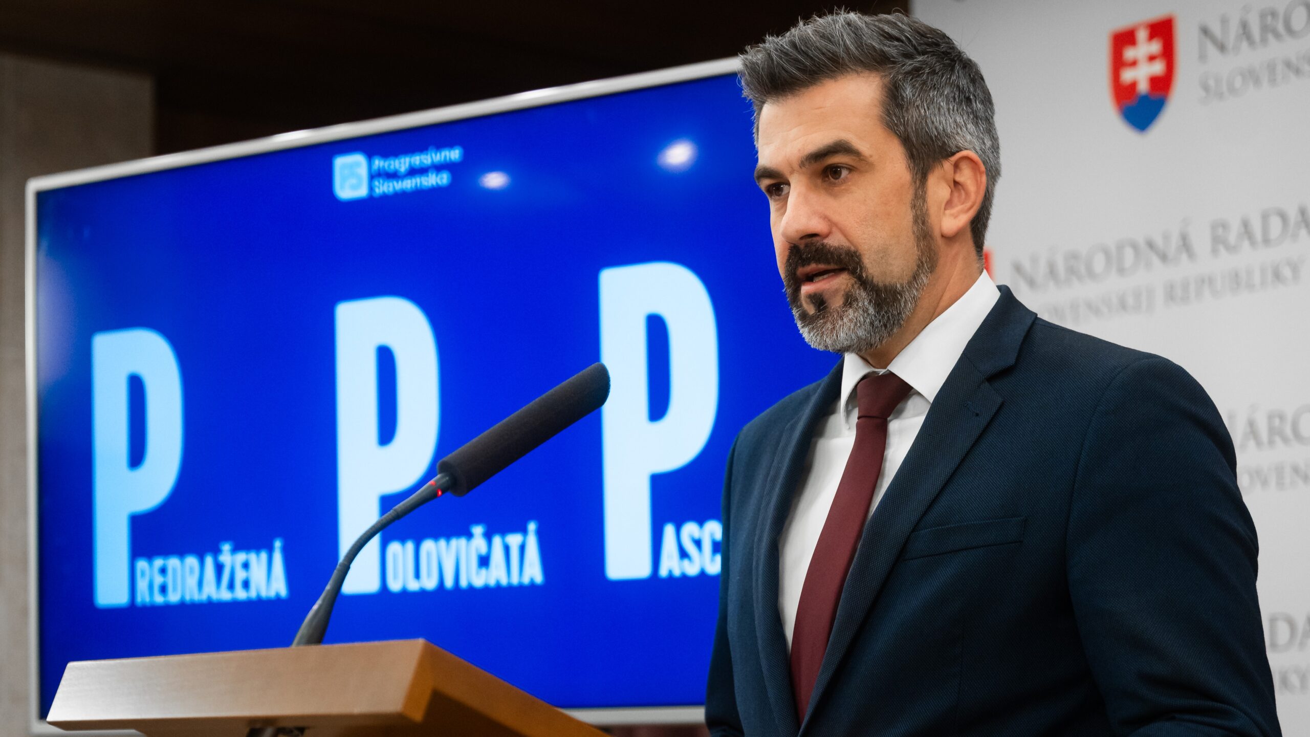 Ján Hargaš: Ráž si buduje falošný imidž rozostavaného Slovenska, realitou sú chaos a diskriminačné tendre