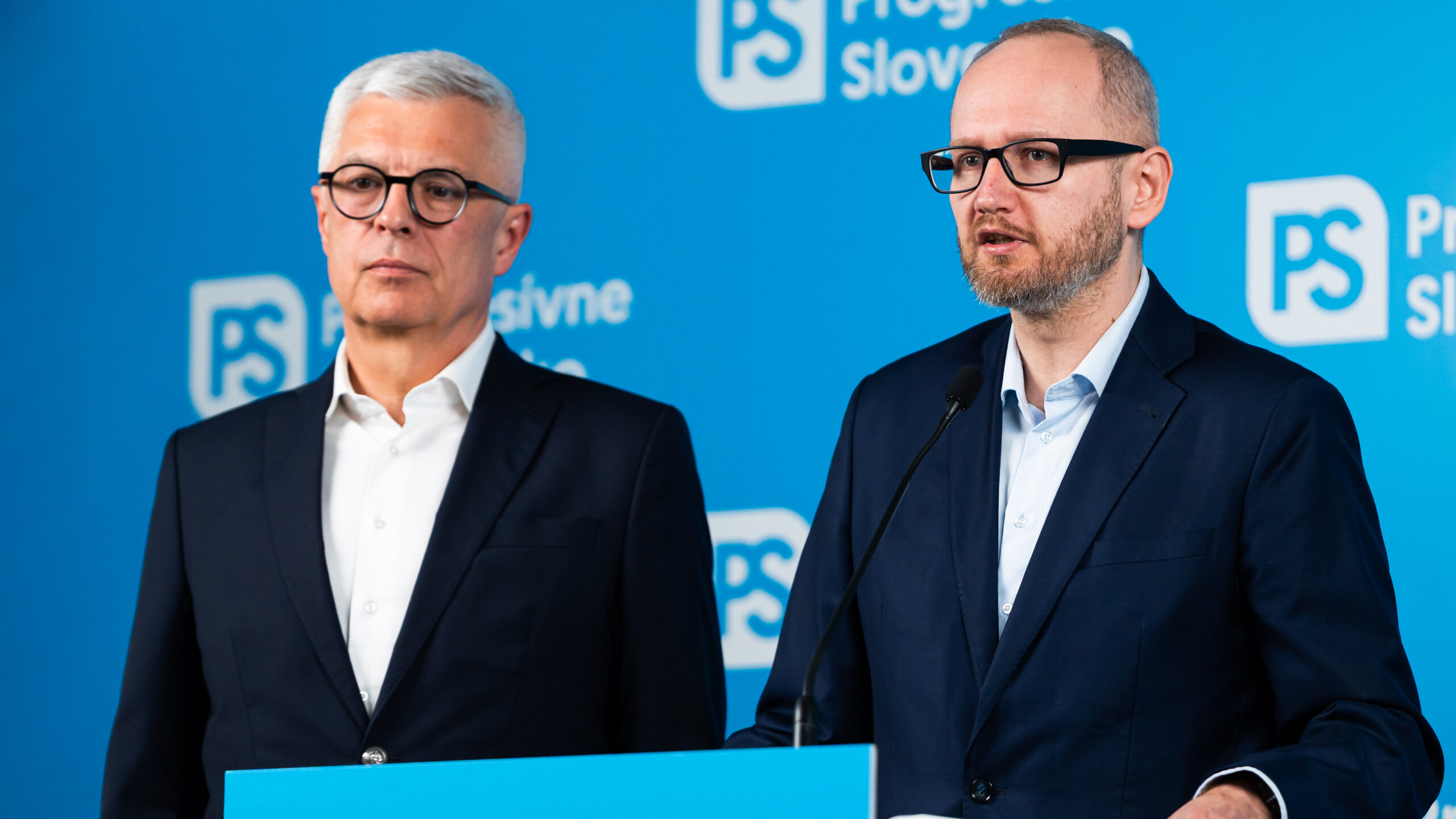 Vláda blokuje sankcie kvôli ruským oligarchom, je to kolaborácia a zrada