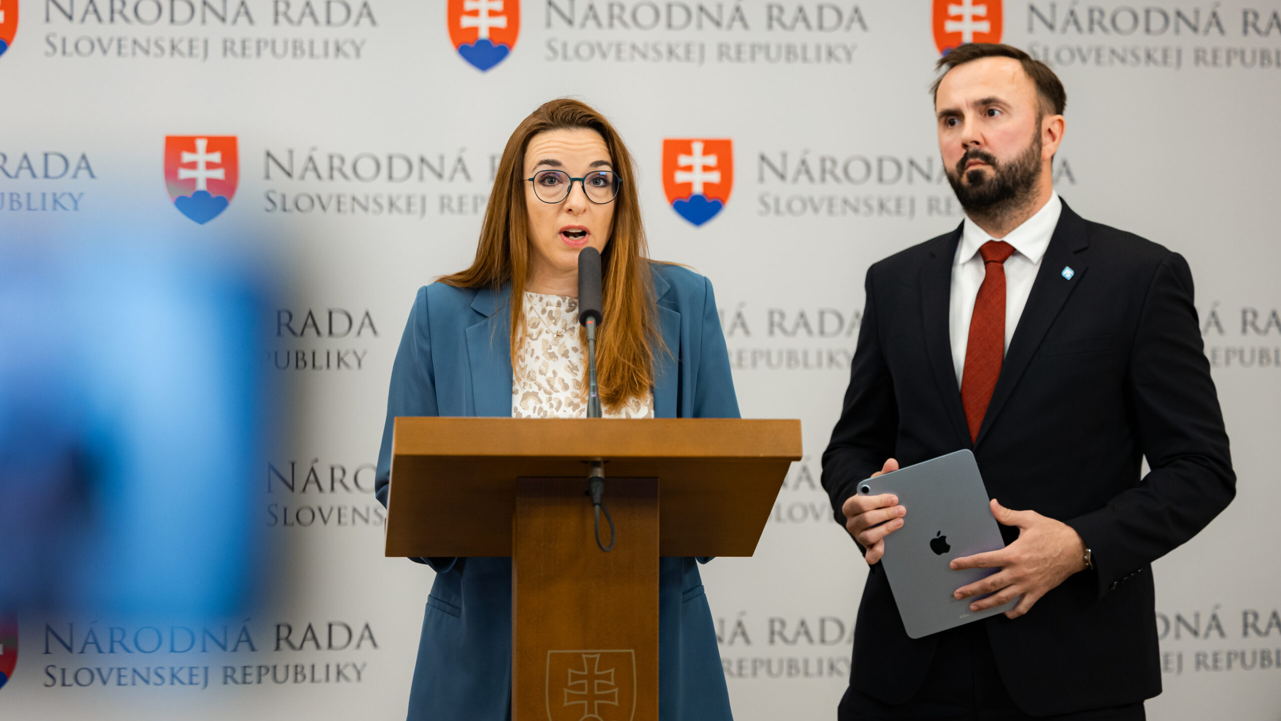 Firmy zo Slovenska odchádzajú kvôli spackanej konsolidácii a babráctvu Ficovej vlády