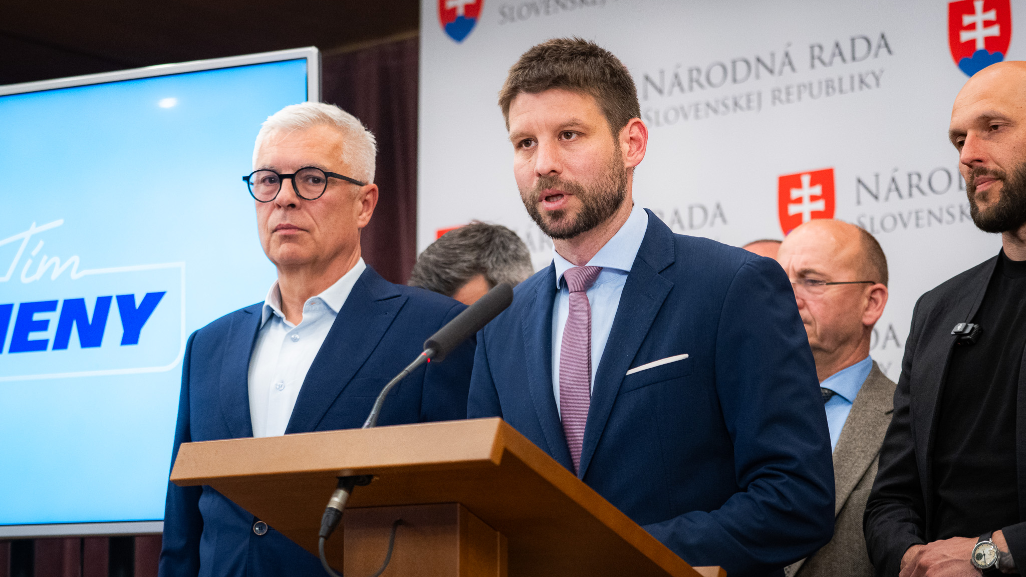 Ficovo krivenie práva nás môže vyjsť draho. Premiér by mal letieť do Bruselu, nie do Moskvy