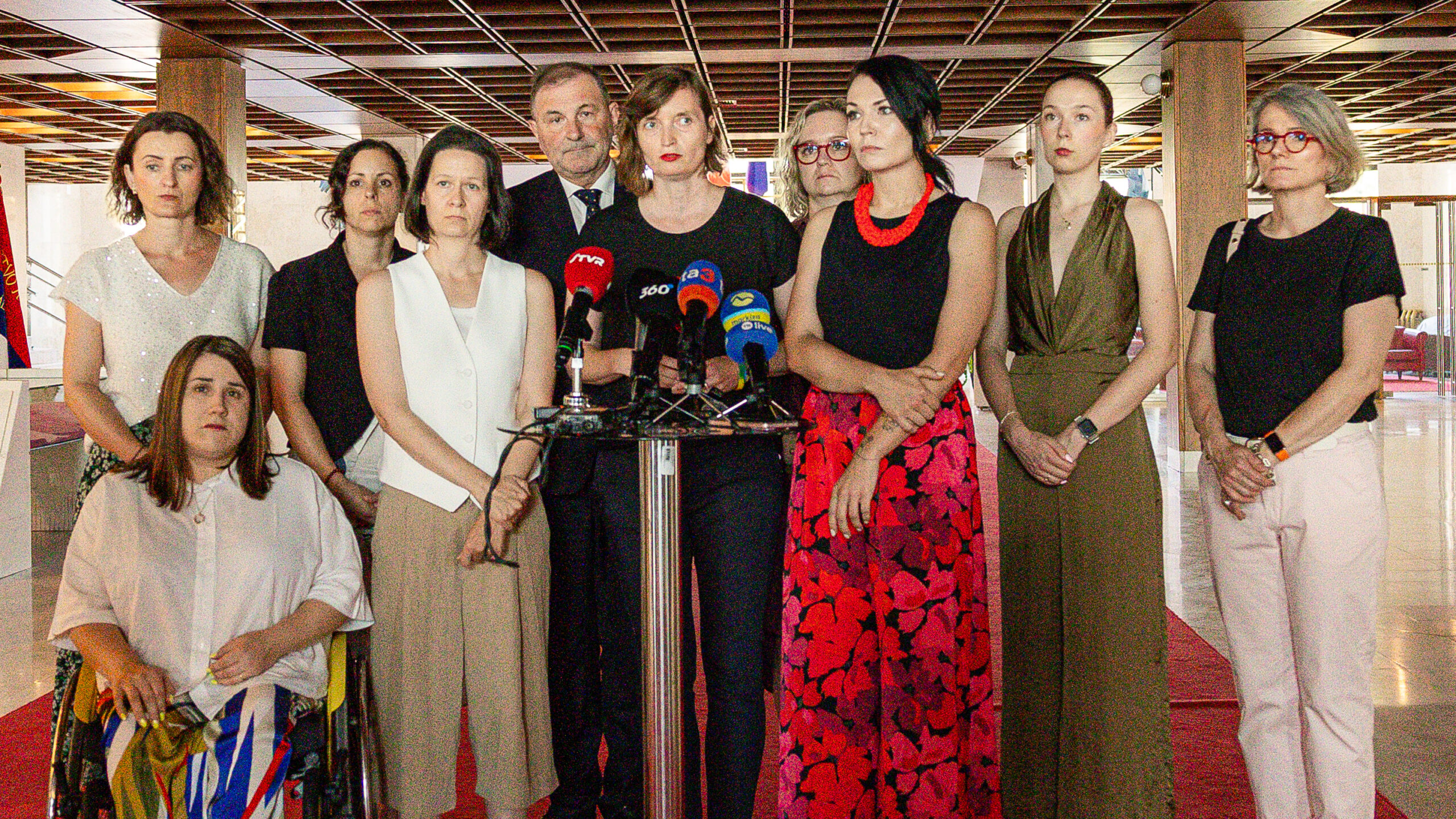 Koalícia odignorovala výbor, ktorý mal riešiť násilie na ženách. Minister Susko nevie a nechce chrániť ženy