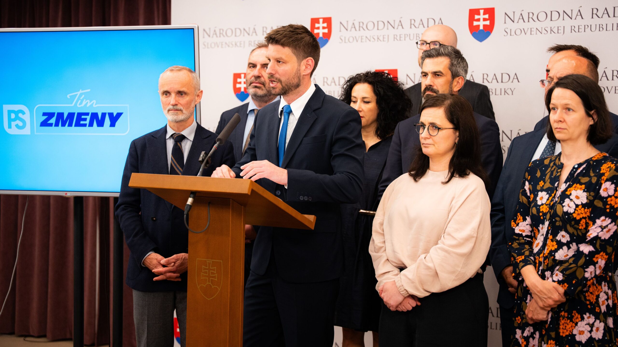 Jazykom premiéra - príživnícka rodina Ficovcov. Je Fico mladší iba biely kôň?