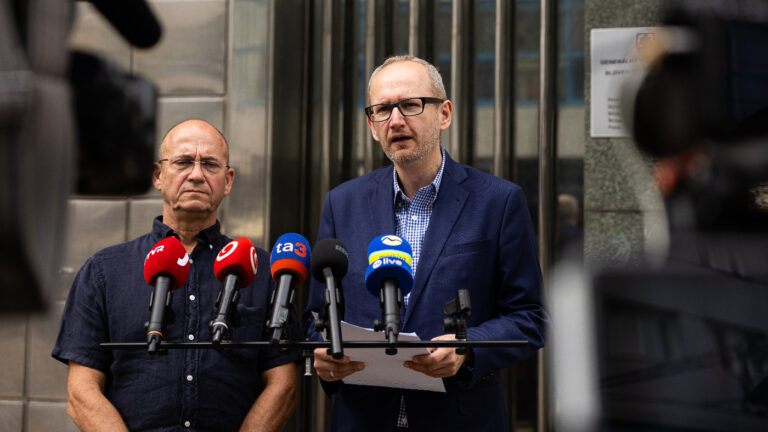 Suplujeme povinnosť Šutaja Eštoka a pre ruské kamery podávame trestné oznámenie
