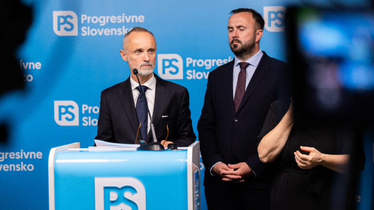 Štát v čase konsolidácie prenecháva časť zisku pološtátnej zbrojovky pre súkromníka