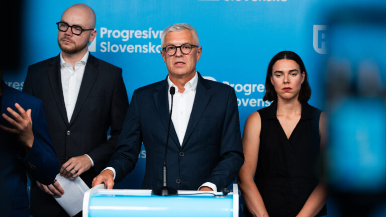Ficova politika na štyri svetové strany sú objatia s diktátorom a ohlušujúce ticho