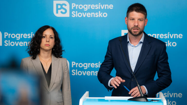 Drucker na poslednú chvíľu prihral takmer 18 miliónov z plánu obnovy spriazneným firmám. Učitelia za ne dostanú videá