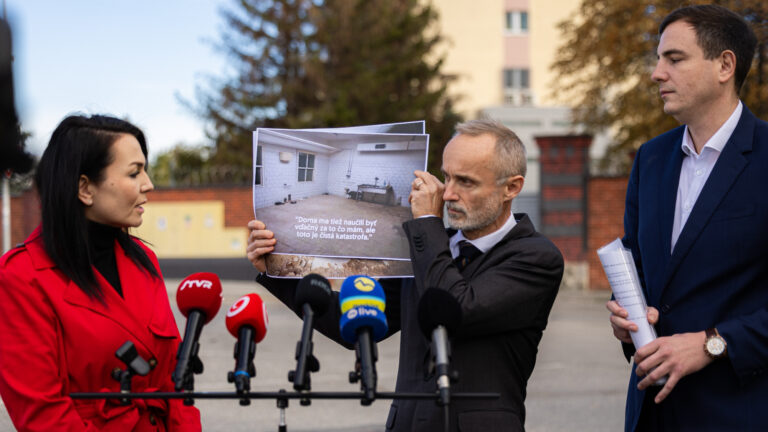 T. Valášek: Kaliňák si doprial luxusné sídlo za desiatky miliónov, kasárne hnijú. Fotky z nich mu osobne doručíme