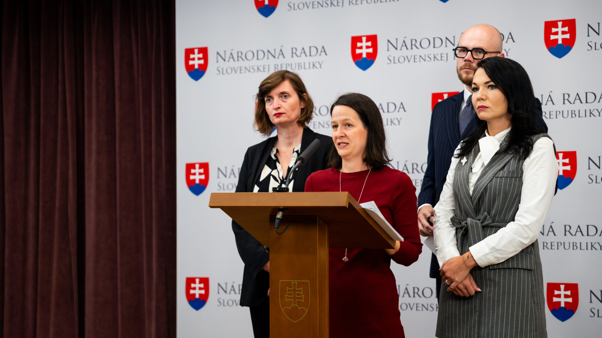 Obete násilia musia počkať, koalícia uprednostnila záchranu Gašpara a rušenie voľby poštou