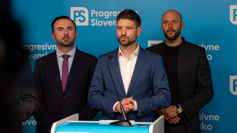Vláda predložila kapitulačný rozpočet. Po troch konsolidáciách a miliardách eur vytiahnutých z vreciek ľudí zostáva deficit rovnaký