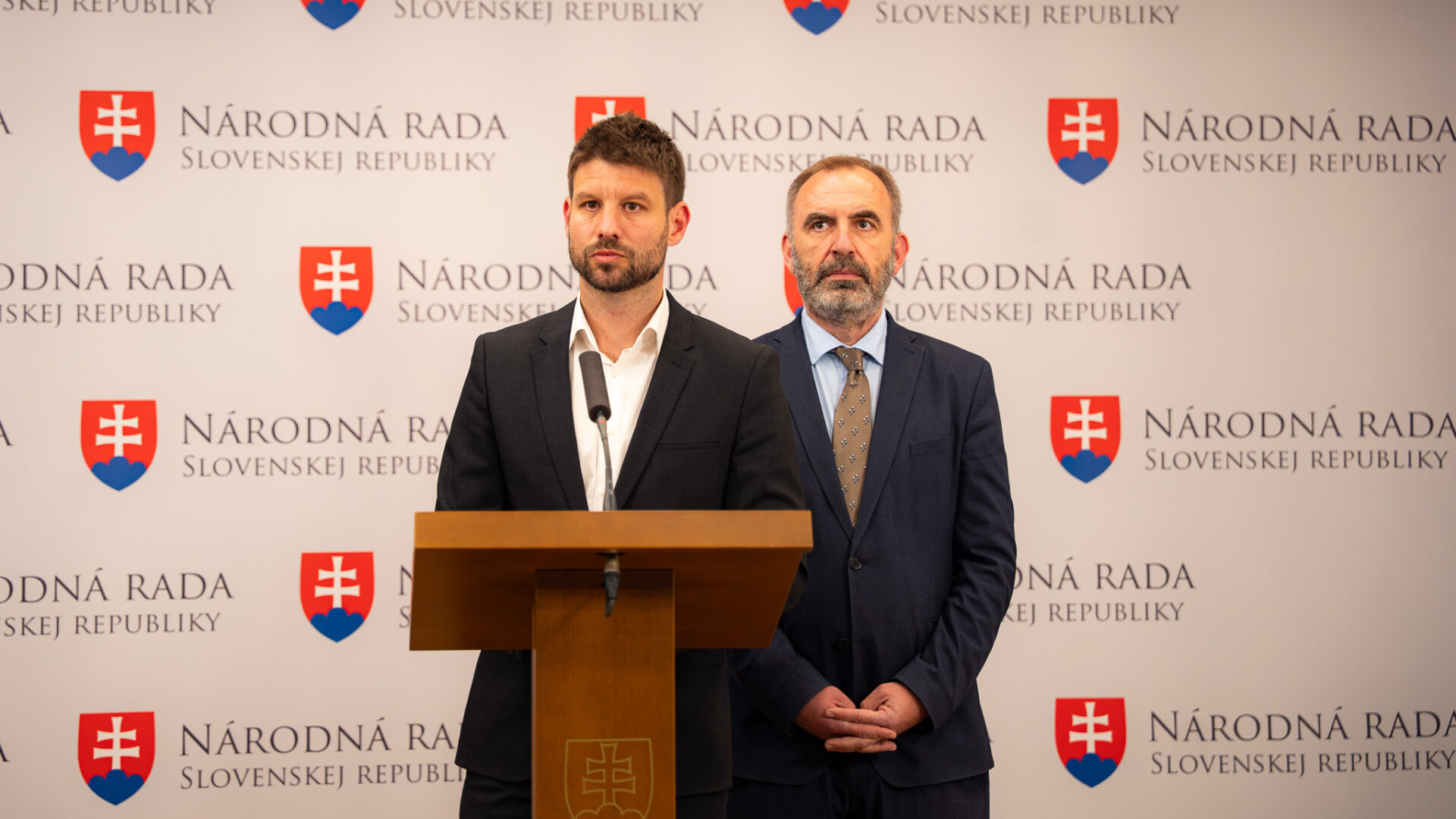 Fico nemá legitimitu na miliardové kšefty s jadrom. Zmluvy necháme preveriť 