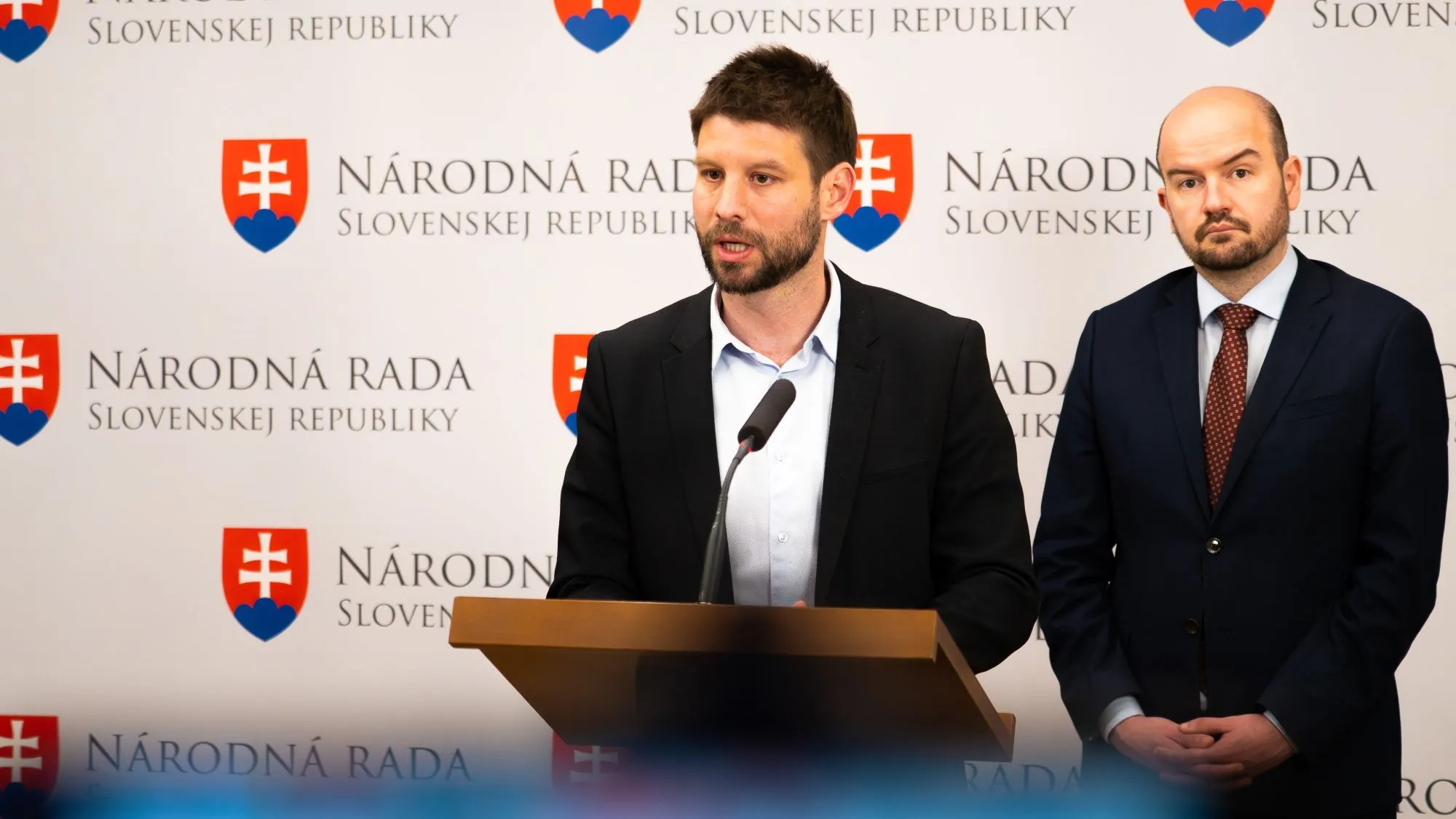 Premiér sa bojí otázok, z európskeho výboru opäť utiekol