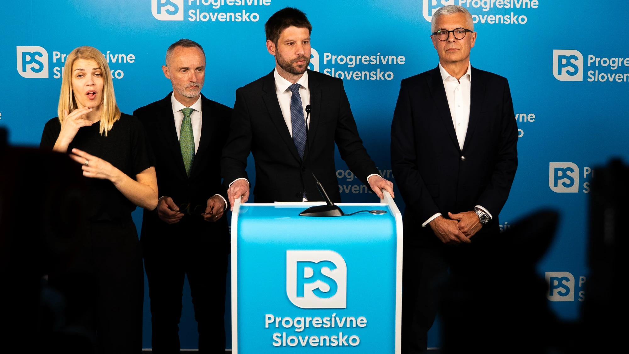 M. Šimečka: Fico sa naoko tvári zmätene, ťahá nás na východ. Vyzývam ho na diskusiu