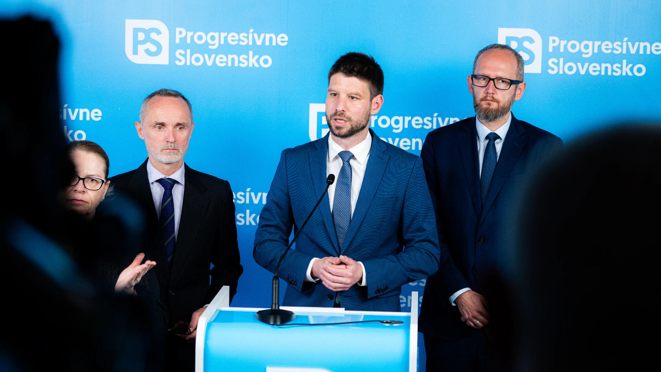 Vyzývame Pellegriniho, Fica a Blanára, aby povedali celú pravdu o zásahoch z Ruska