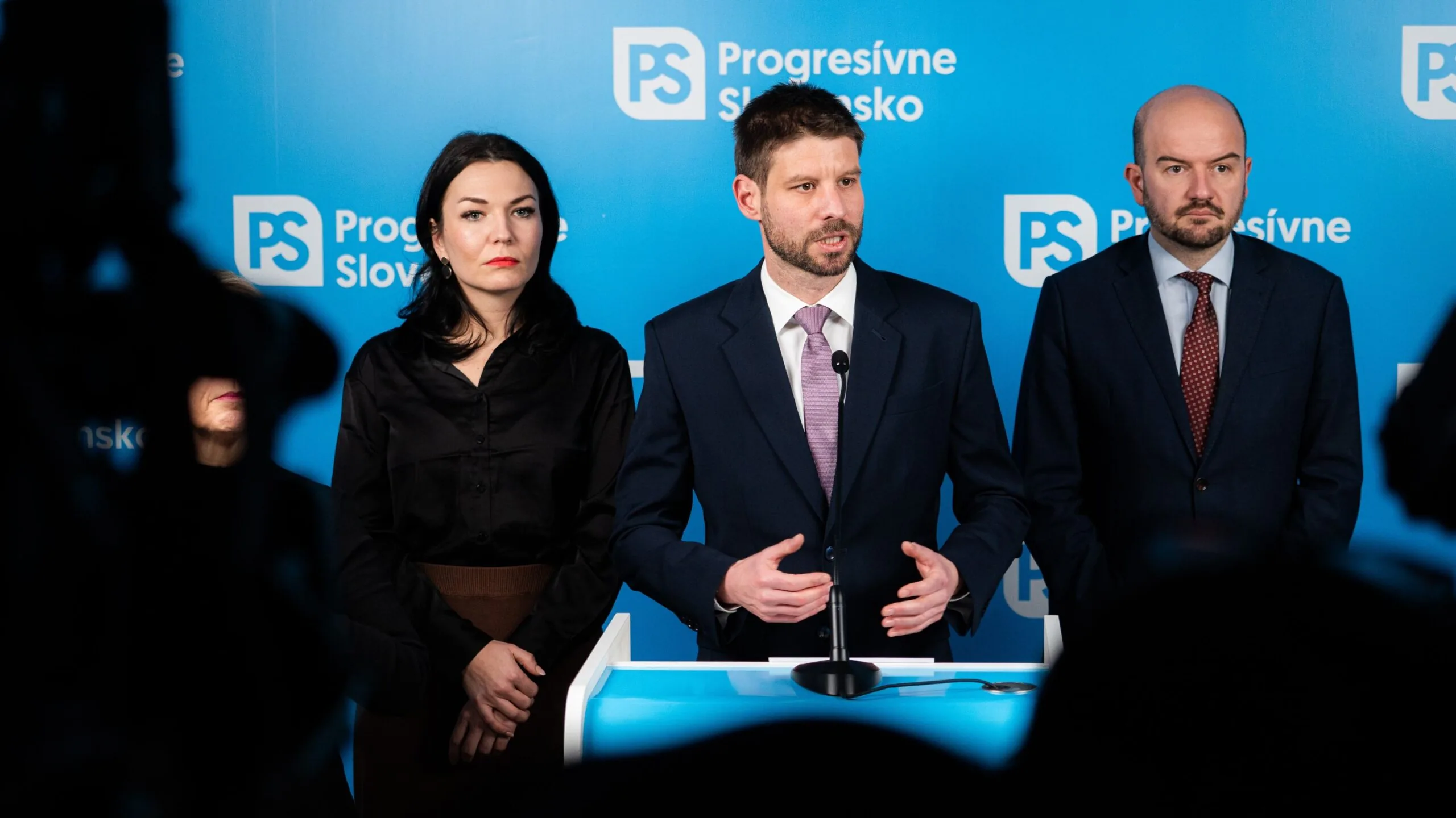 Michal Šimečka: Podozrenie z navozenia migrantov na slovenské hranice je škandál