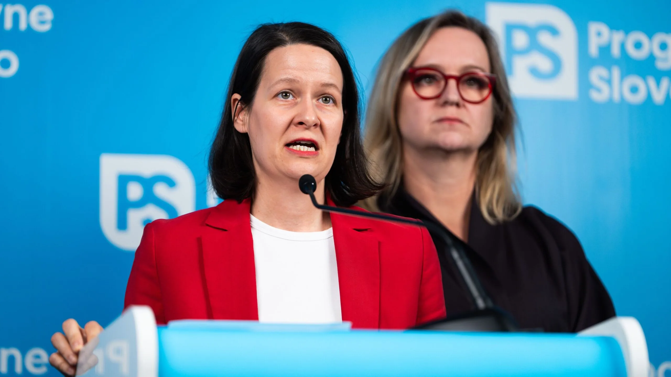 Ministerka Šimkovičová žaluje svojich kritikov za štátne peniaze. Ak to nezvláda, nech odstúpi