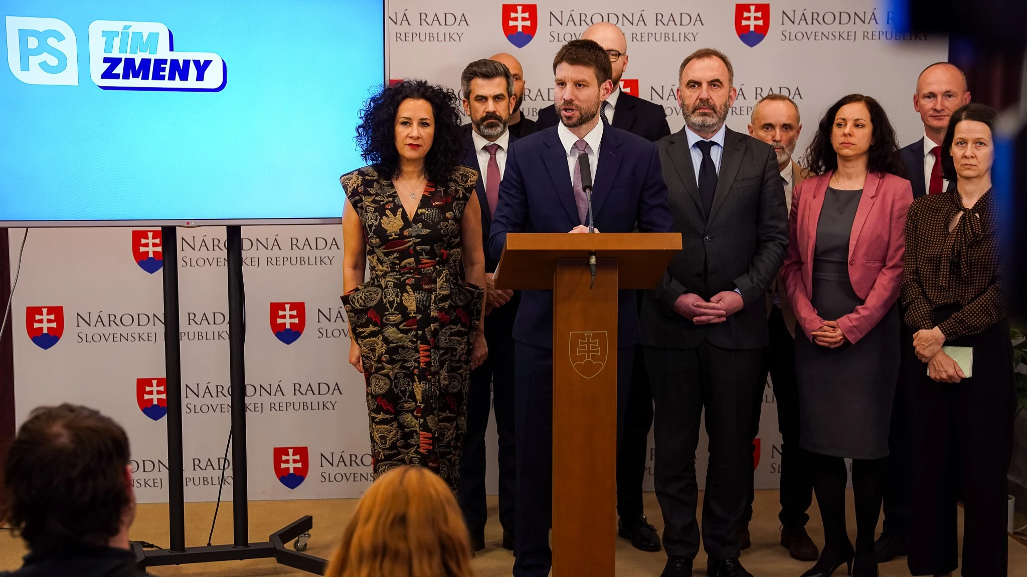 Fico si vulgárne zvyšuje plat a odpustením dane pre Slovnaft financuje Orbánovu predvolebnú kampaň