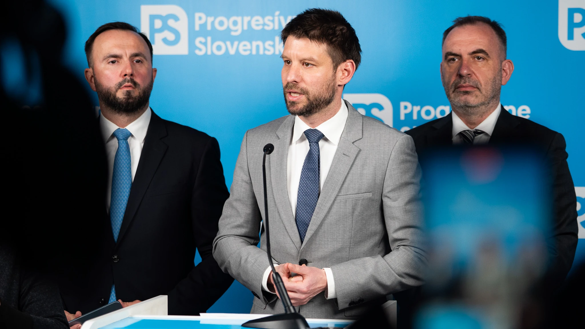 Ficova vláda pomáha súkromnej firme, ľudia to platia pri každom tankovaní