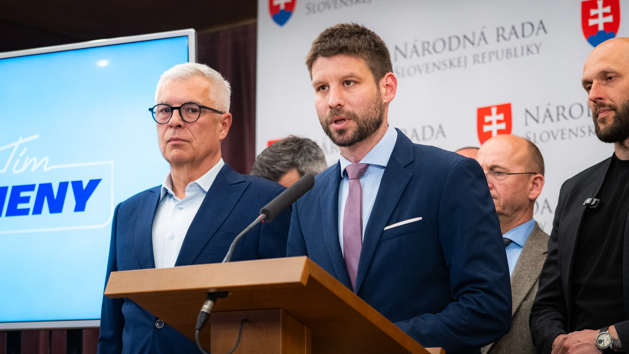 Ficovo krivenie práva nás môže vyjsť draho. Premiér by mal letieť do Bruselu, nie do Moskvy