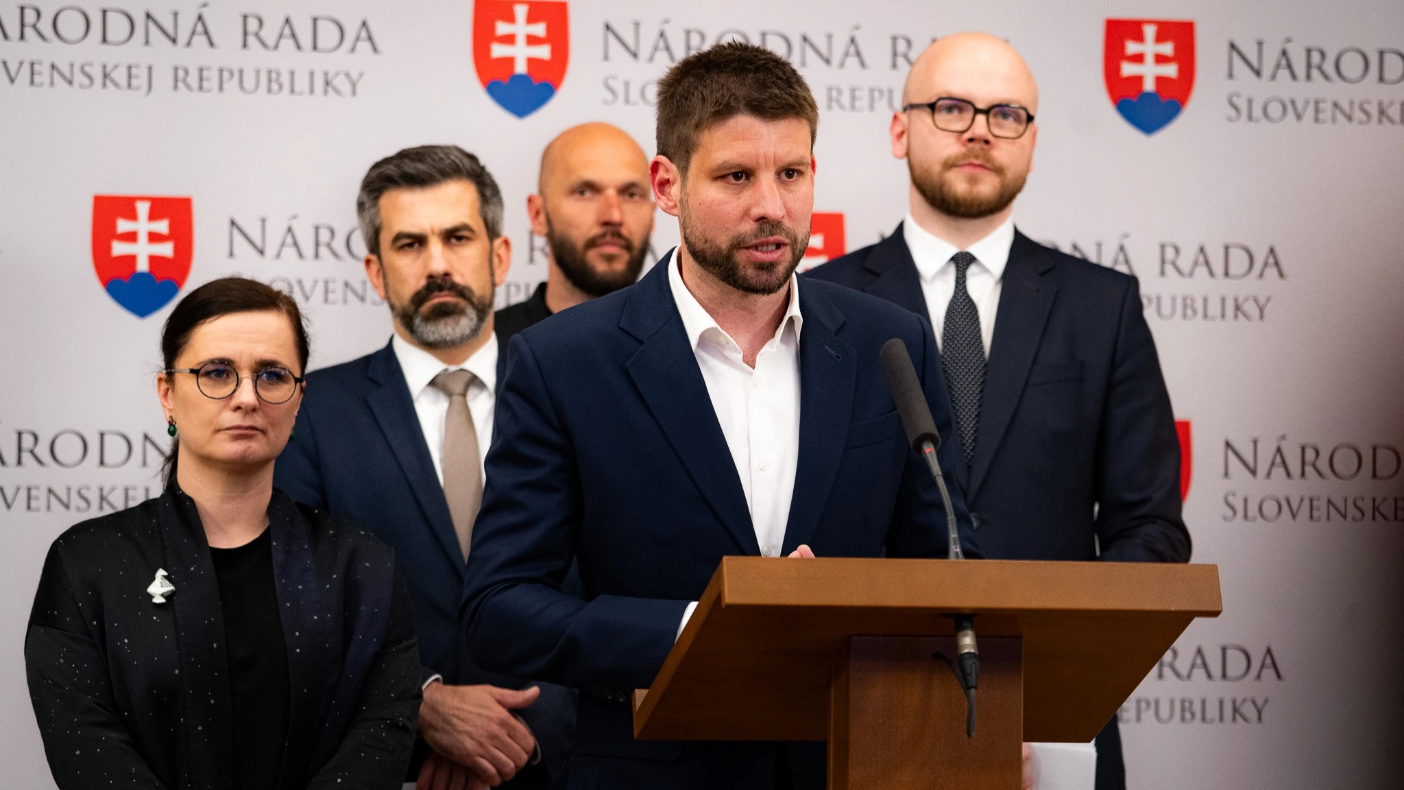 Minister Takáč strká hlavu do piesku, kým sa farmári boja o živobytie