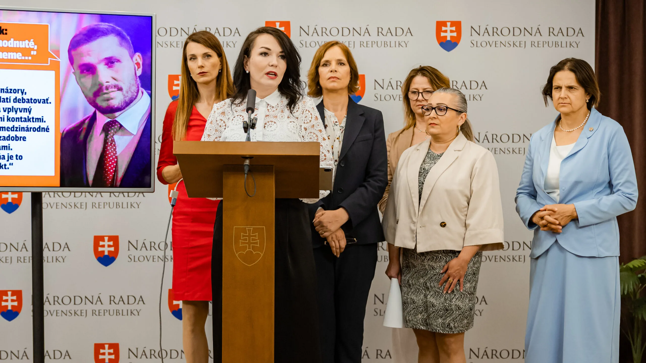 Opozičné poslankyne kritizujú E. Kaliňáka za plánované stretnutie s násilníkom Tateom
