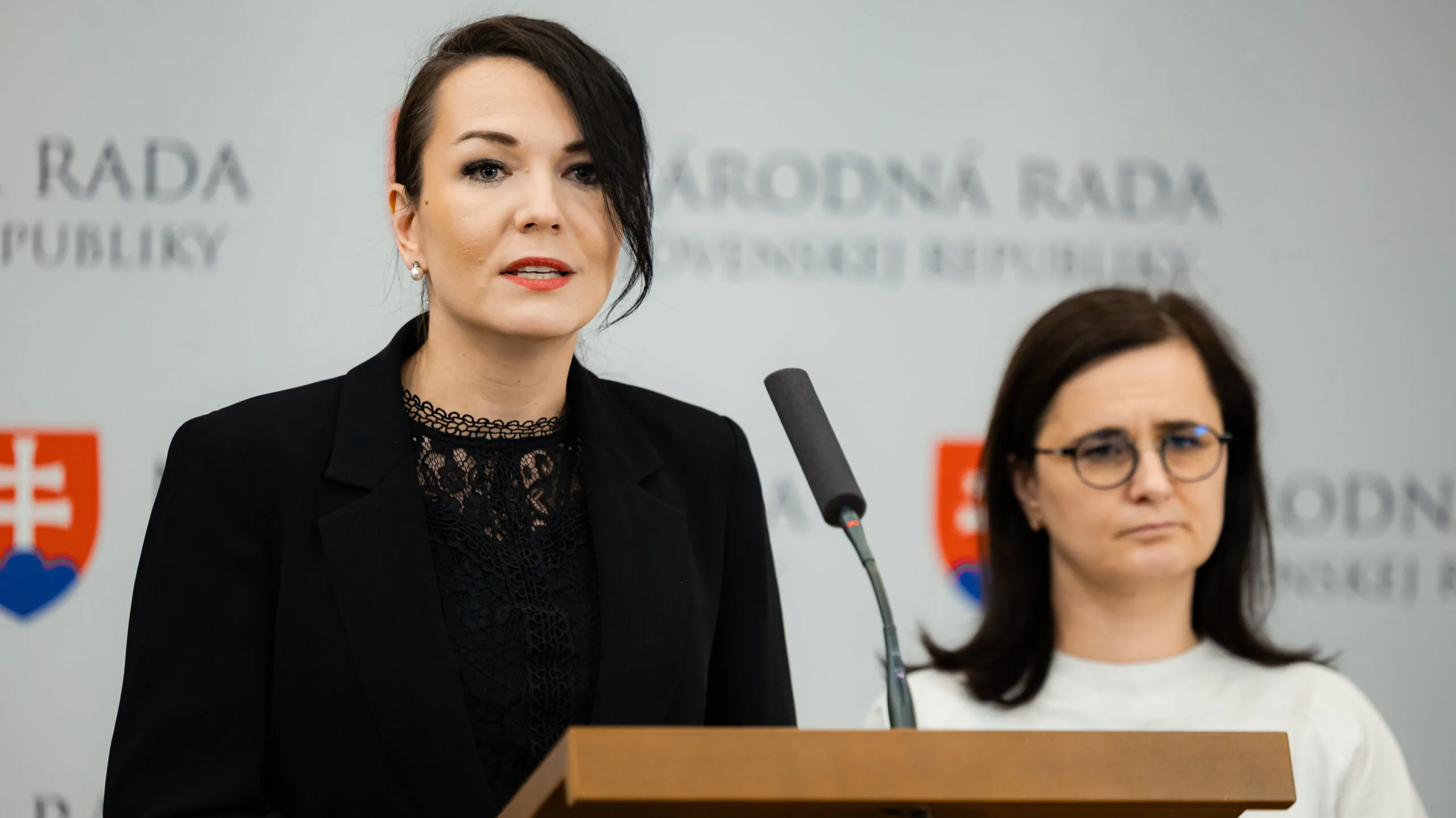 Zoznam úspešných rodinných príslušníkov predstaviteľov Smeru rastie každým dňom