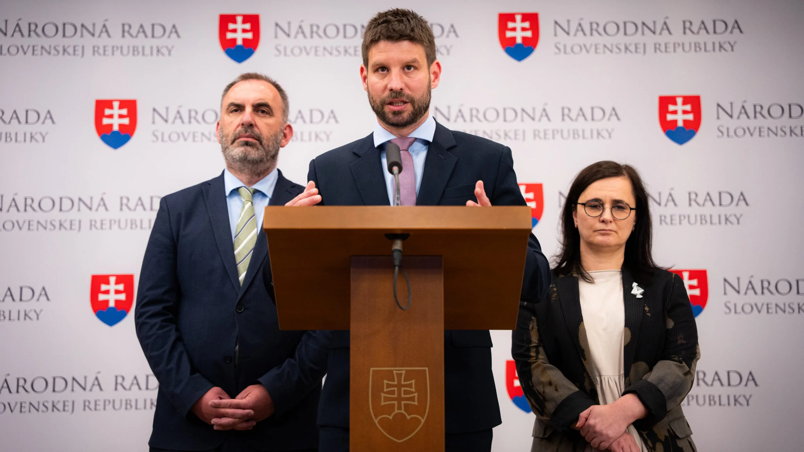Poslanci Smeru si za štátne peniaze prenajímajú kancelárie v mestách, kde nebývajú