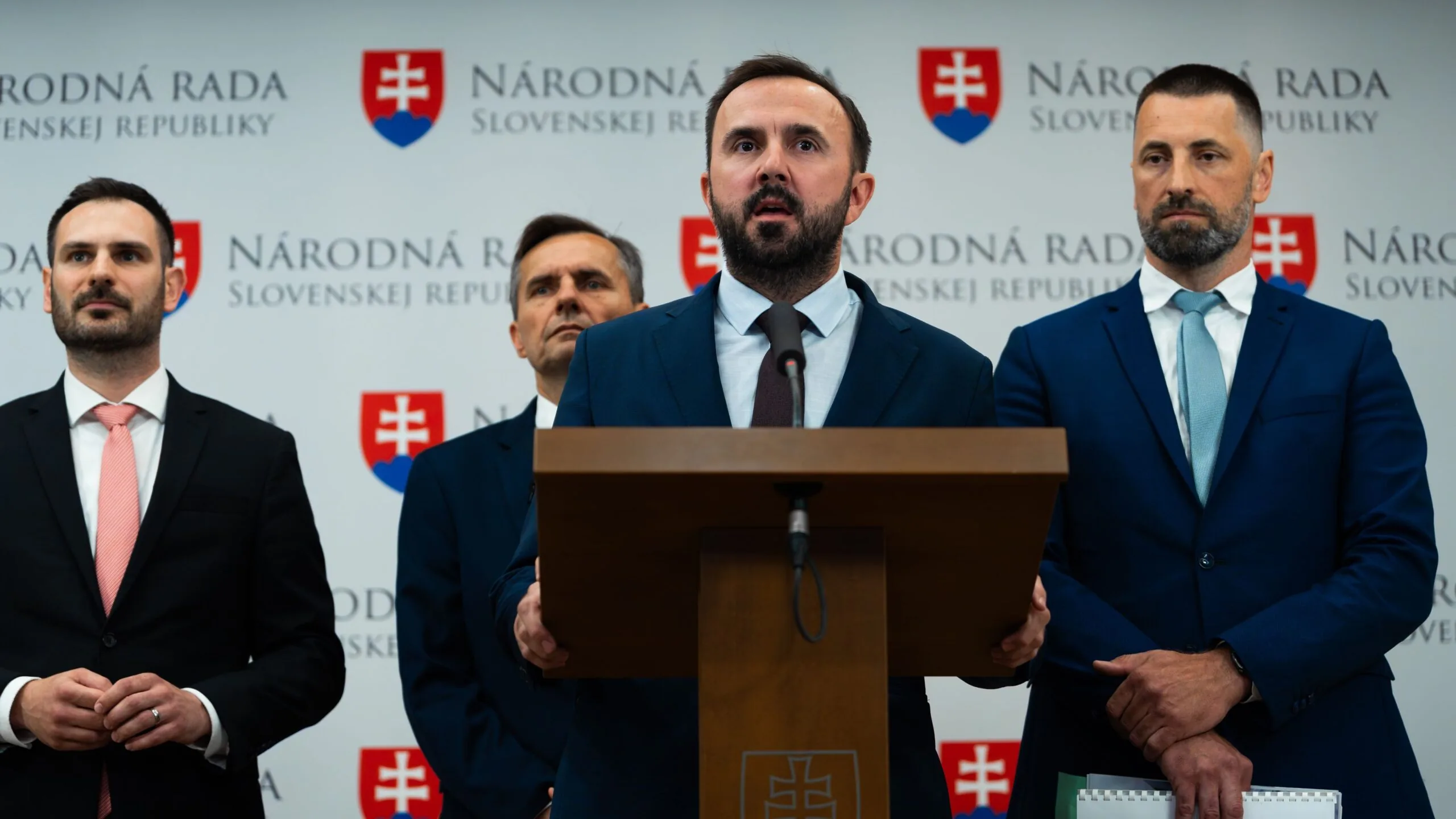 Minister Kamenický musí odstúpiť, slovenská ekonomika naďalej zlyháva