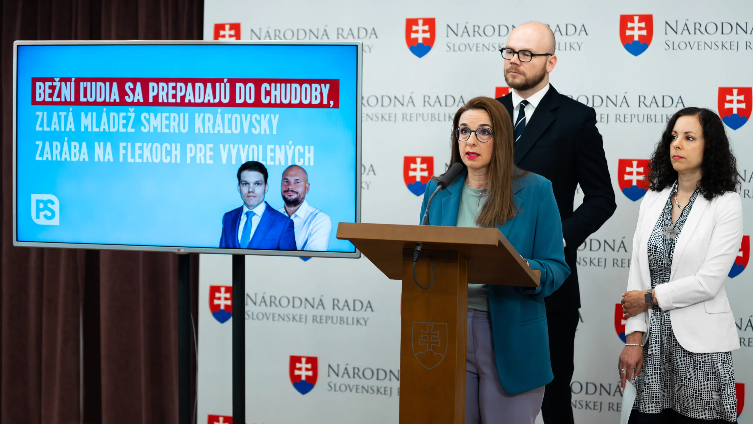 Ficova vláda bežných ľudí dohnala na hranicu chudoby, svojim dáva kráľovsky zarobiť
