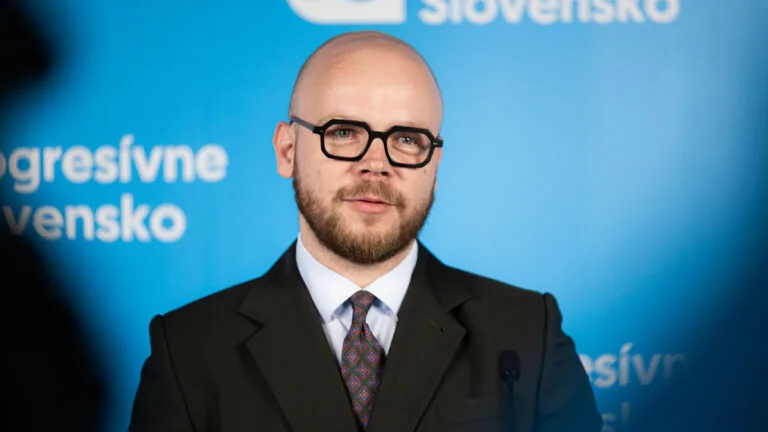 Ficova tour po nemocniciach je obyčajné predvolebné divadlo. Mlčí o tom, ako chce financovať ich dostavbu