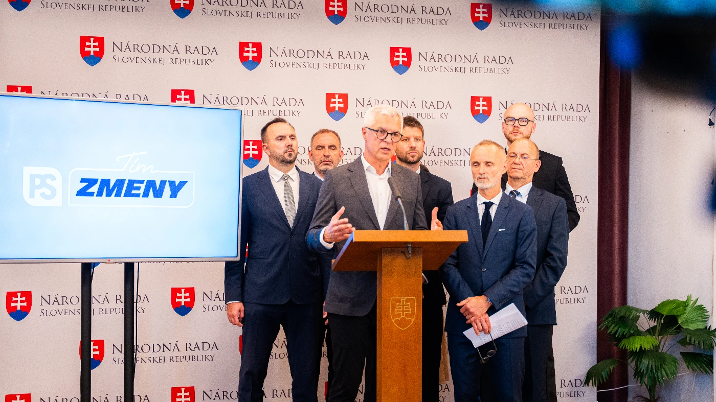 Pellegrini od nás žiada viac spolupráce, ako však môžeme spolupracovať s vládou, ktorá chodí do Ruska? 
