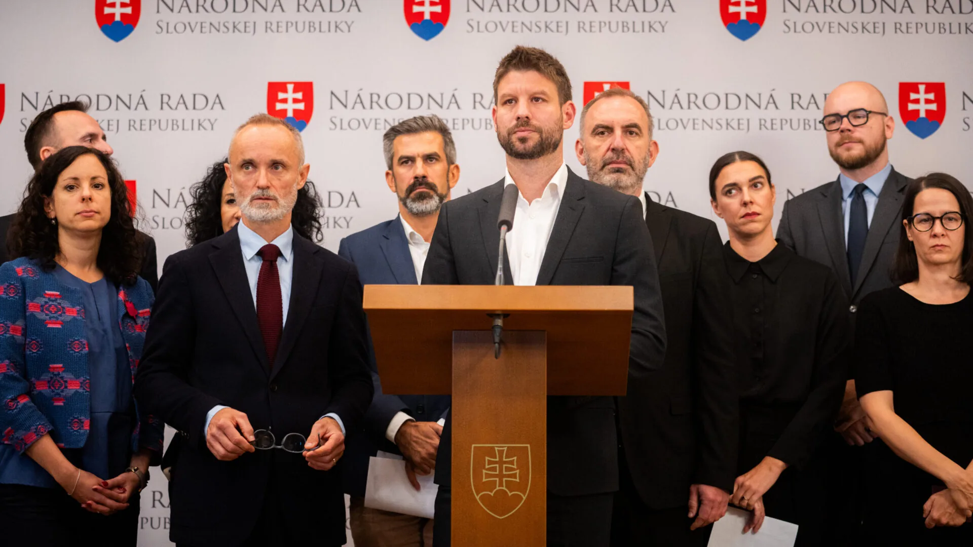 Ficovi sa koalícia rozpadla a stratila mandát robiť drahé rozhodnutia. Pre premiéra máme výzvu
