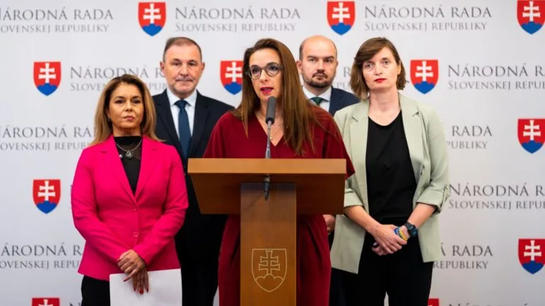Zákony ministra Tomáša potrestajú tých najchudobnejších. Rola komisára pre deti Mikloška je hanebná