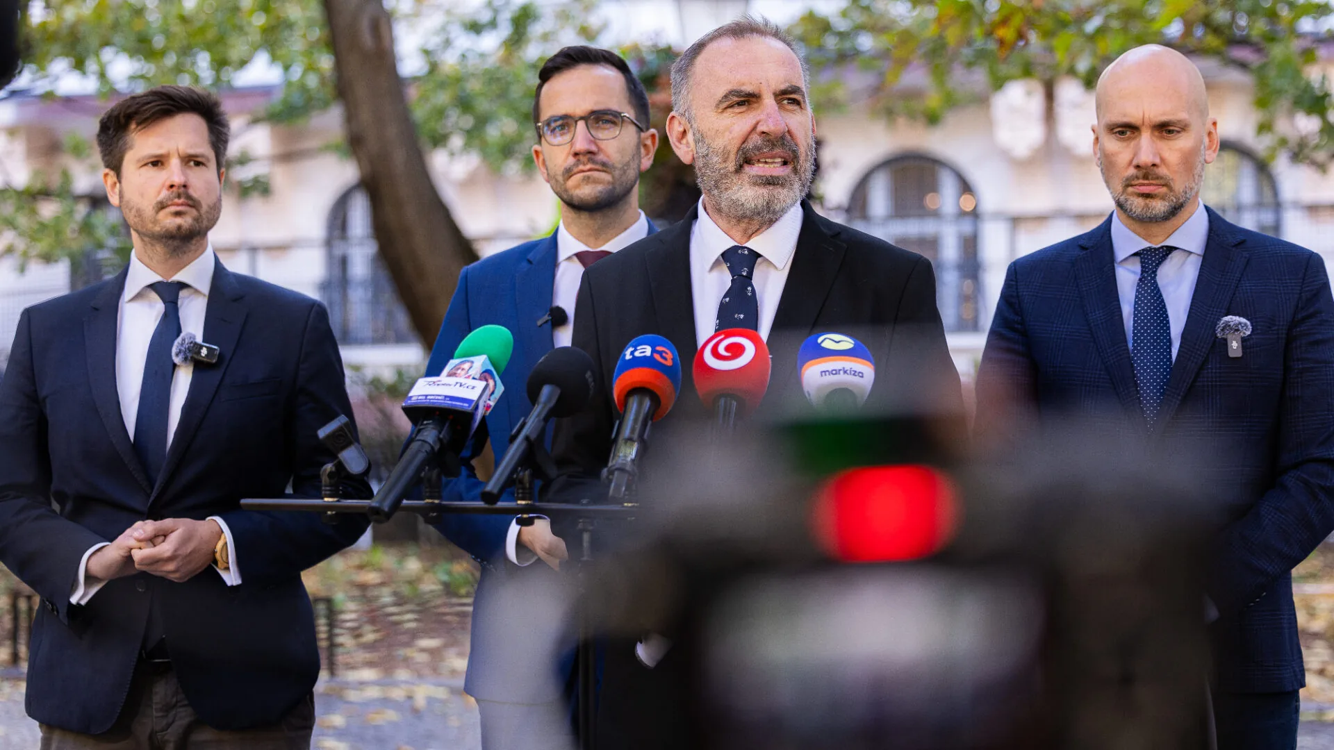 Opozičné strany kritizujú podpis jadrovej zmluvy s Westinghousom, po voľbách ju chcú preveriť