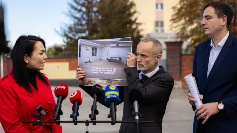T. Valášek: Kaliňák si doprial luxusné sídlo za desiatky miliónov, kasárne hnijú. Fotky z nich mu osobne doručíme